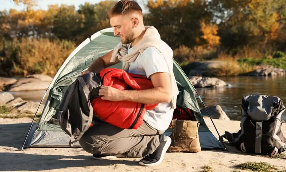 how much should a sleeping bag weigh for backpacking