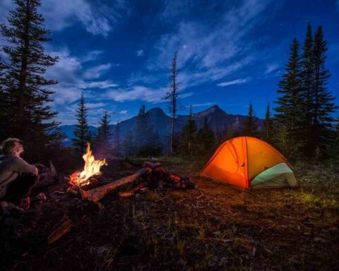 Overnight Hiking Checklist: Clothes, Shelter & Supplies