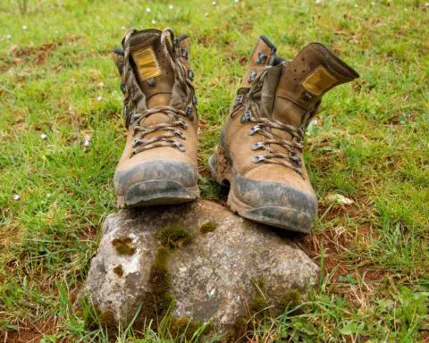 how to clean hiking boots